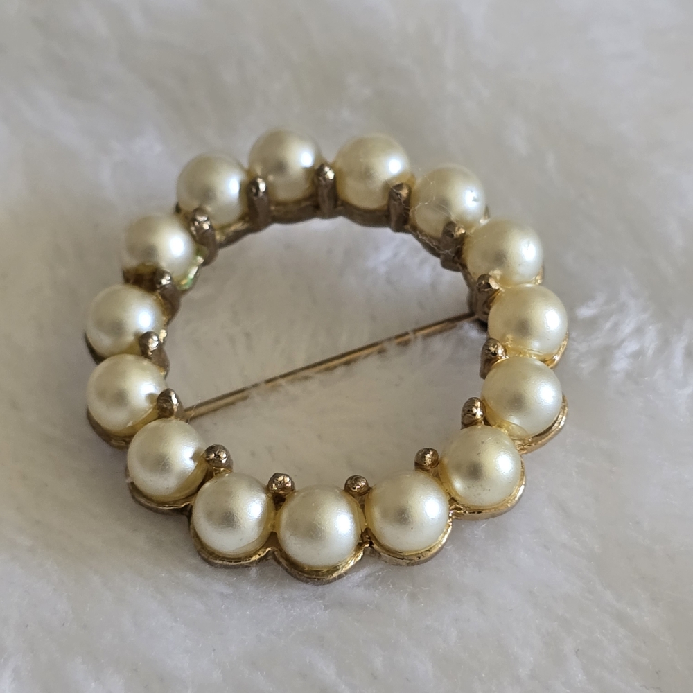 Vintage Faux Pearl Circle Brooch‎ Gold Tone Classic Wreath Pin
